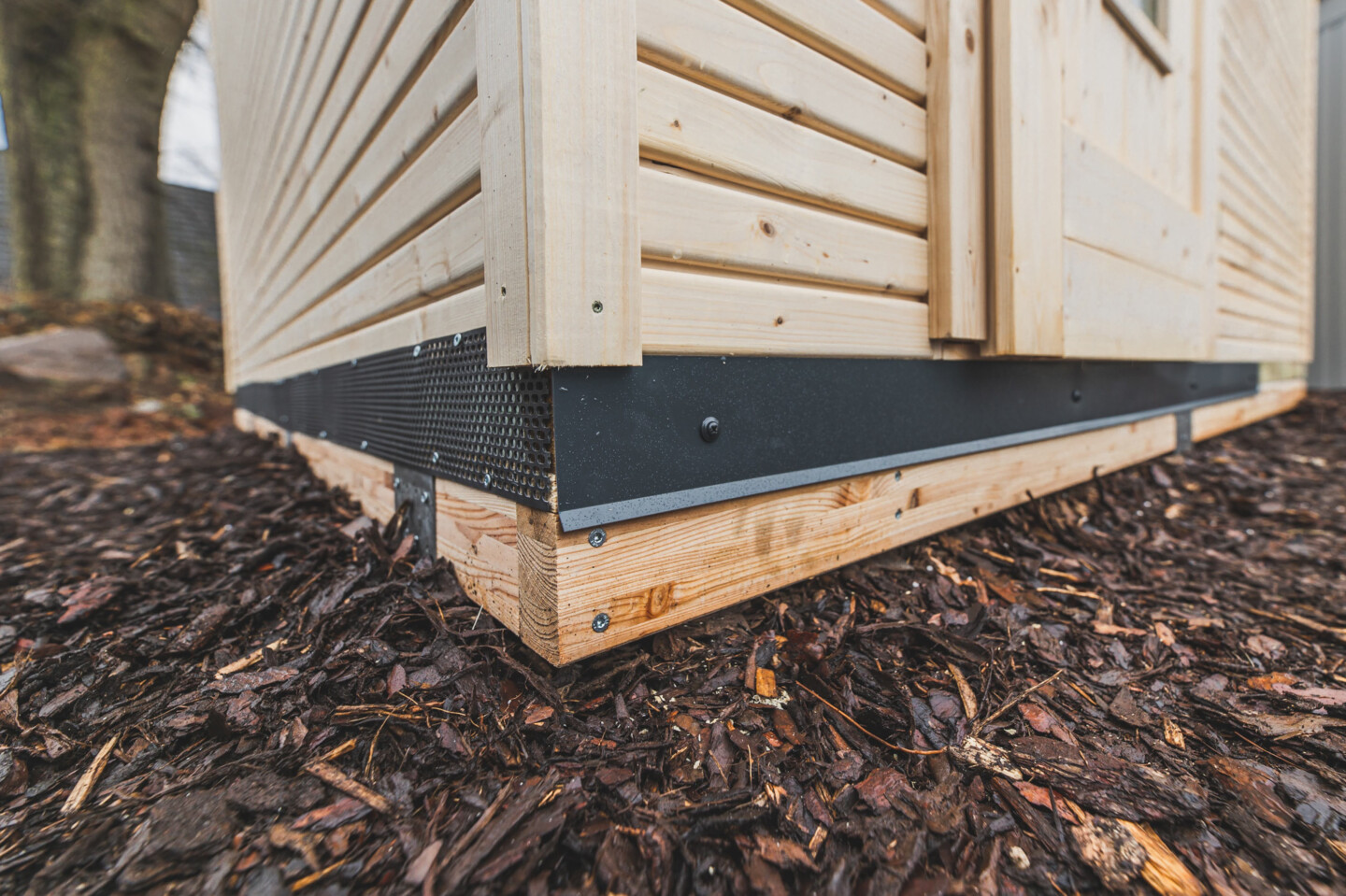 An der Vorderseite wird unten ein schützendes Abdeckblech angebracht