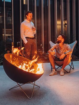 Gemütlich am Feuer sitzen mit der höfats Bowl Feuerschale