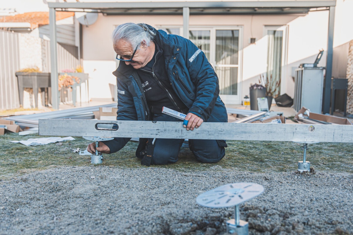 Montageplatten waagerecht austarierenn Die Montageplatten werden mit einer Wasserwaage ins Lot gebracht. Die Höhe kann individuell mit der Schraube eingestellt werden.
