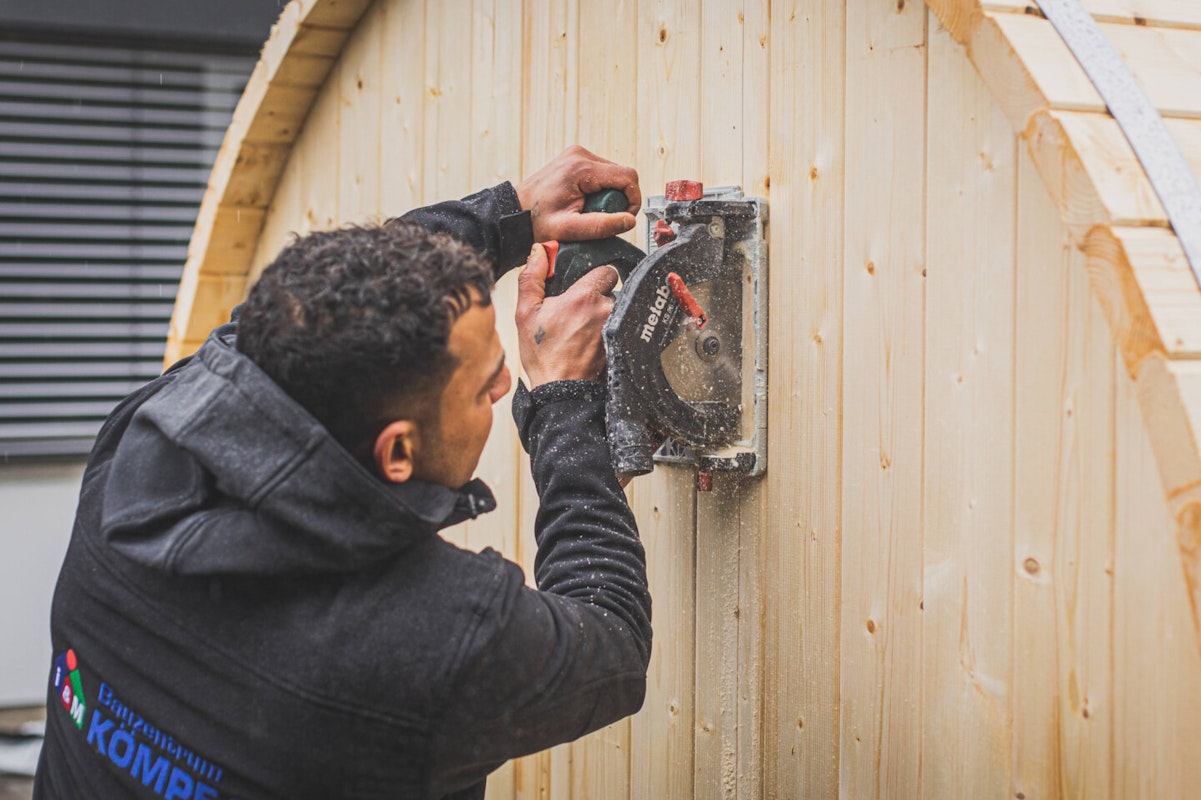 Tür aussägen Eine Türöffnung wird ausgesägt
