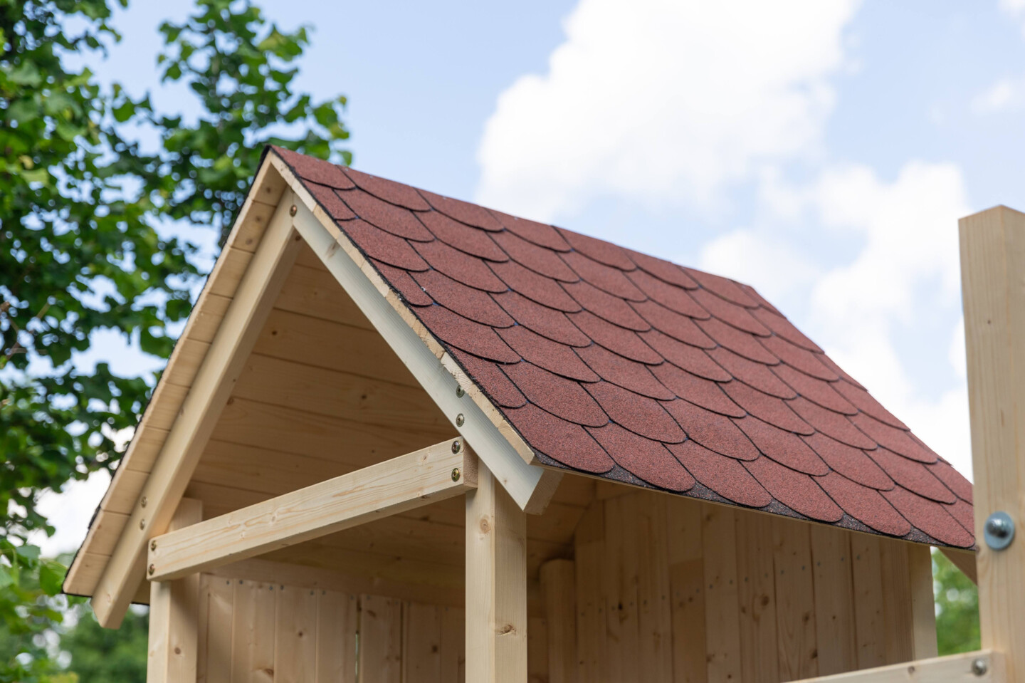 Ein eingedecktes Dach eines Kinderspielhauses