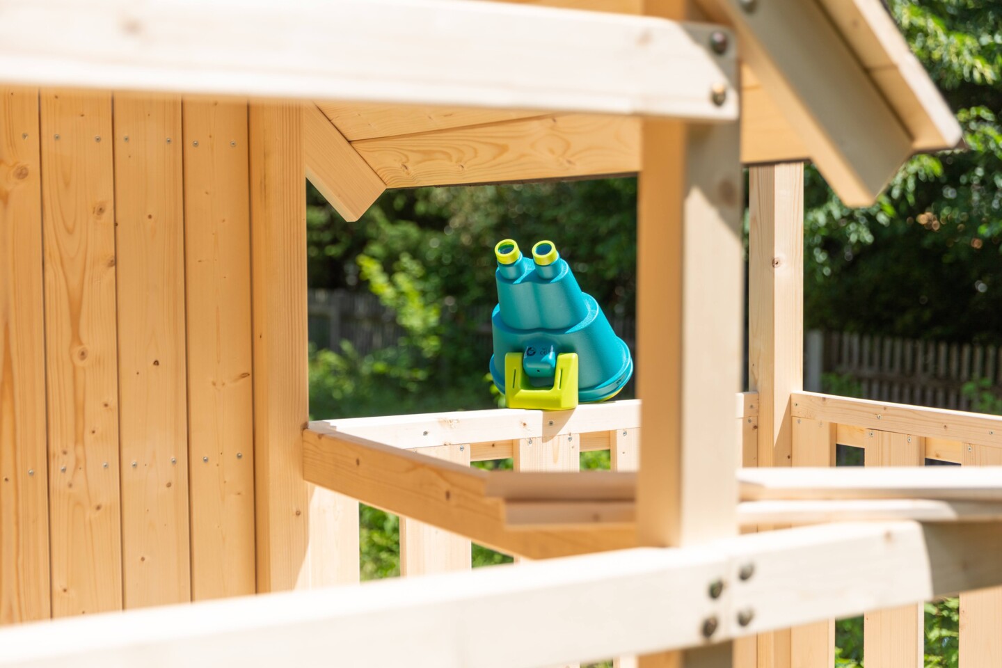 Detailansicht eines Kinderspielhauses: Fernglas