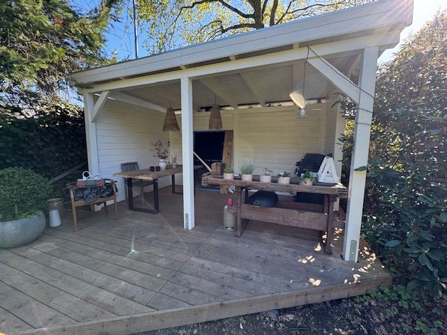 Die Terrasse mit Überdachung ist endlich fertig!
