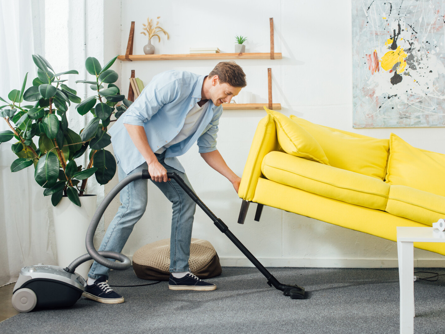 Frühjahrsputz - Staubsaugen unter dem Sofa