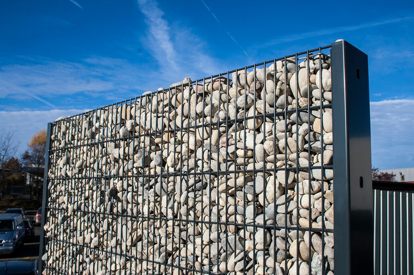 Gabionen müssen nicht als durchgehende Wand errichtet werden. auch einzelne Elemente können wirken