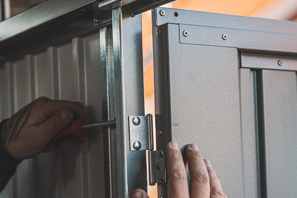 Biohort Panorama die Tür wird eingesetzt und die Scharniere verschraubt