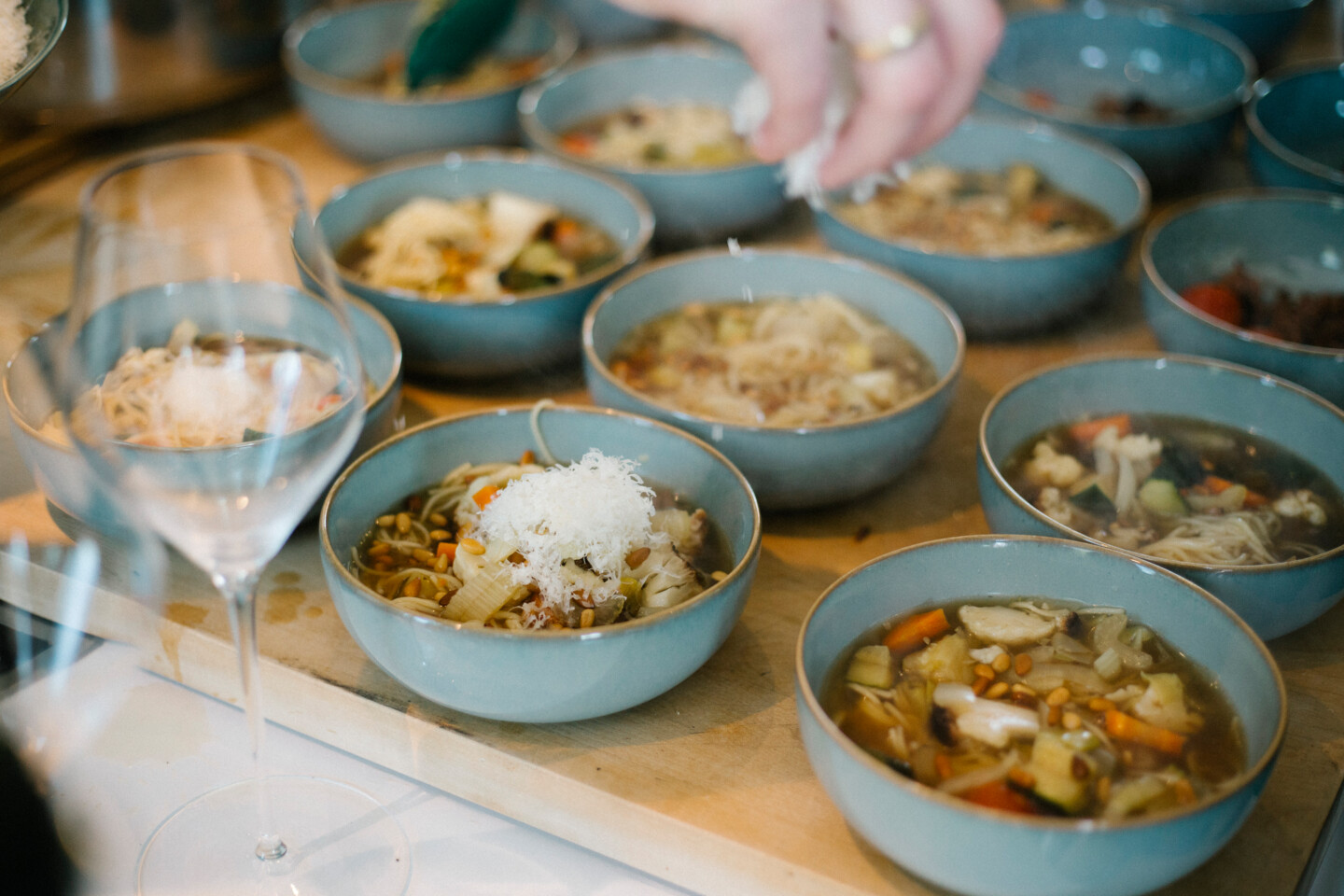 Eine Italienische Minestrone wird serviert