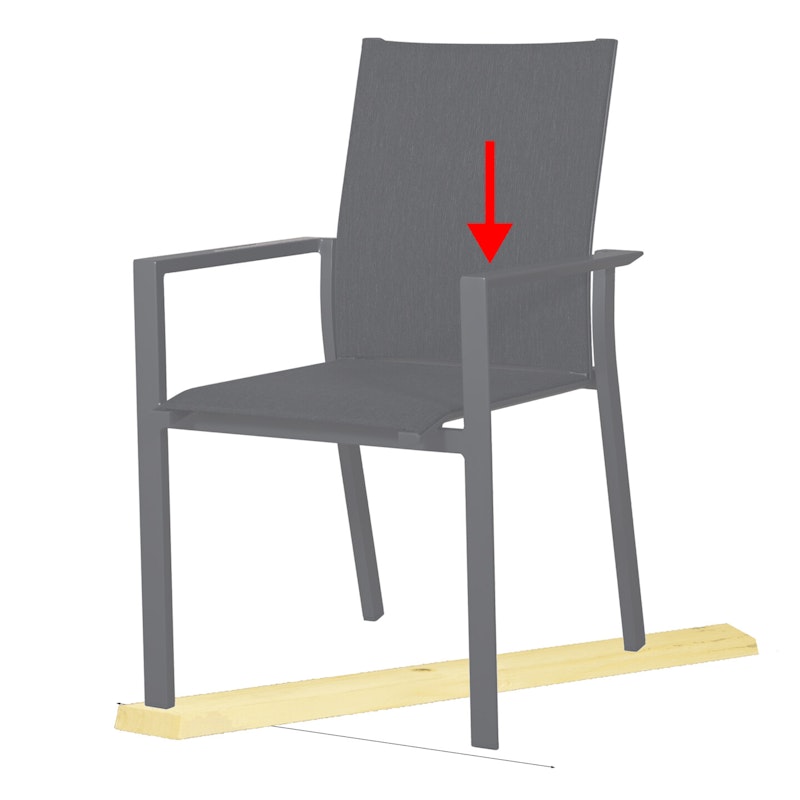 Gartenstuhl diagonal auf Holzlatte gestellt