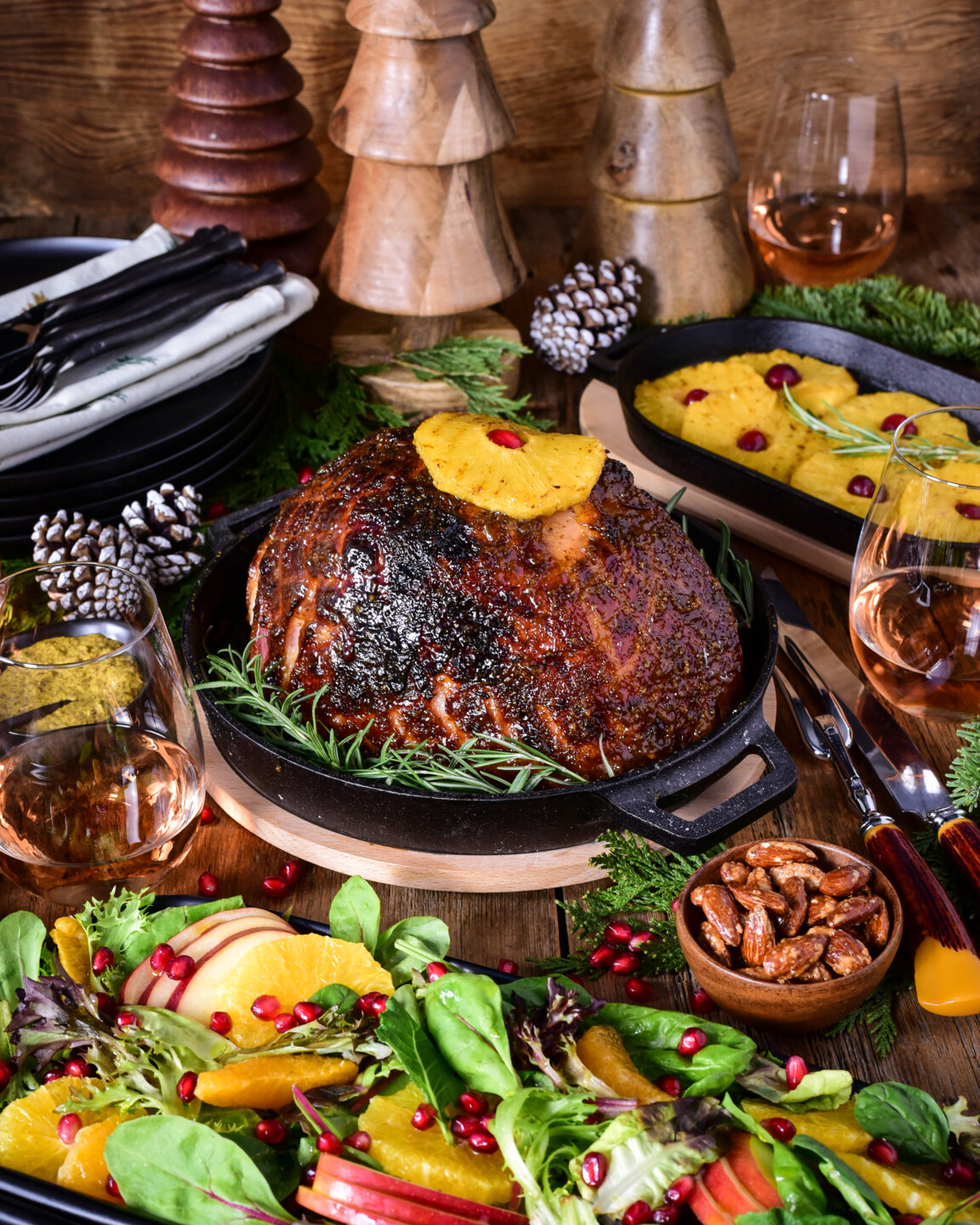 Ein üppig dekorierter Weihnachtsbraten