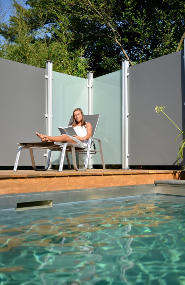OSMO Sichtschutzzaun aus Glas in mattweiß