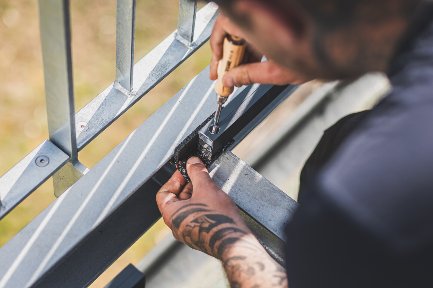 Die Aluprofile müssen alle einzeln festgeschraubt werden, notfalls von Hand