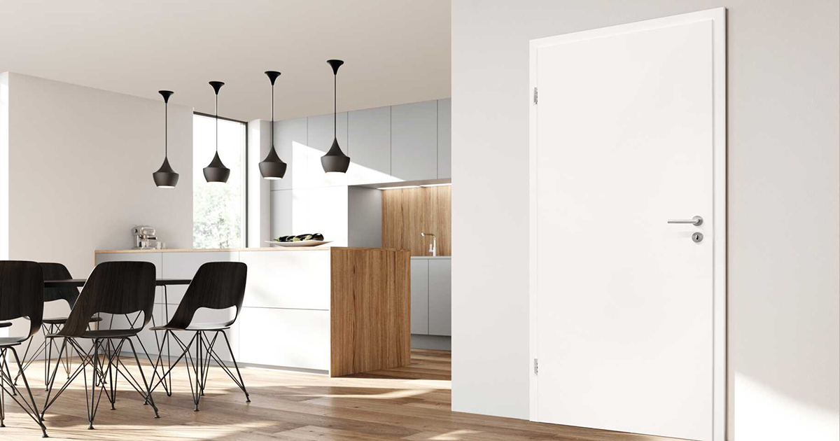 Eine schlichte, weiße Zimmertüre in einer modernen Essküche