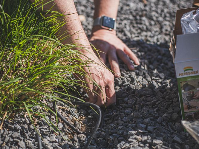 Gartenbeleuchtung – Kabel versteckt verlegen