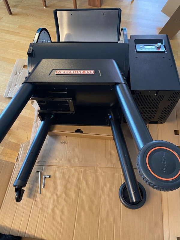 Aufbau des Traeger Timberline 850 Montage der Standbeine am Traeger Pelletgrill