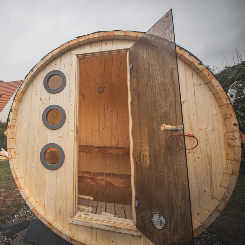 Fasssauna mit Glastür Die Glastür der Fasssauna wurde eingebaut