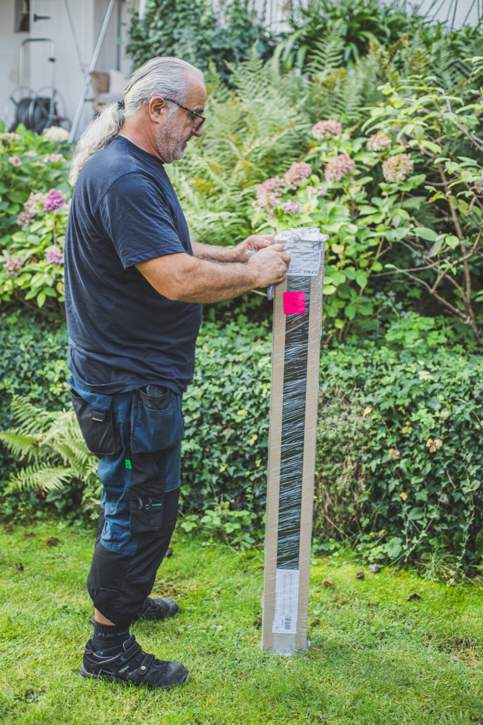 Die einzelnen Pakete werden vorsichtig geöffnet, sodass nichts verkratzt werden kann!