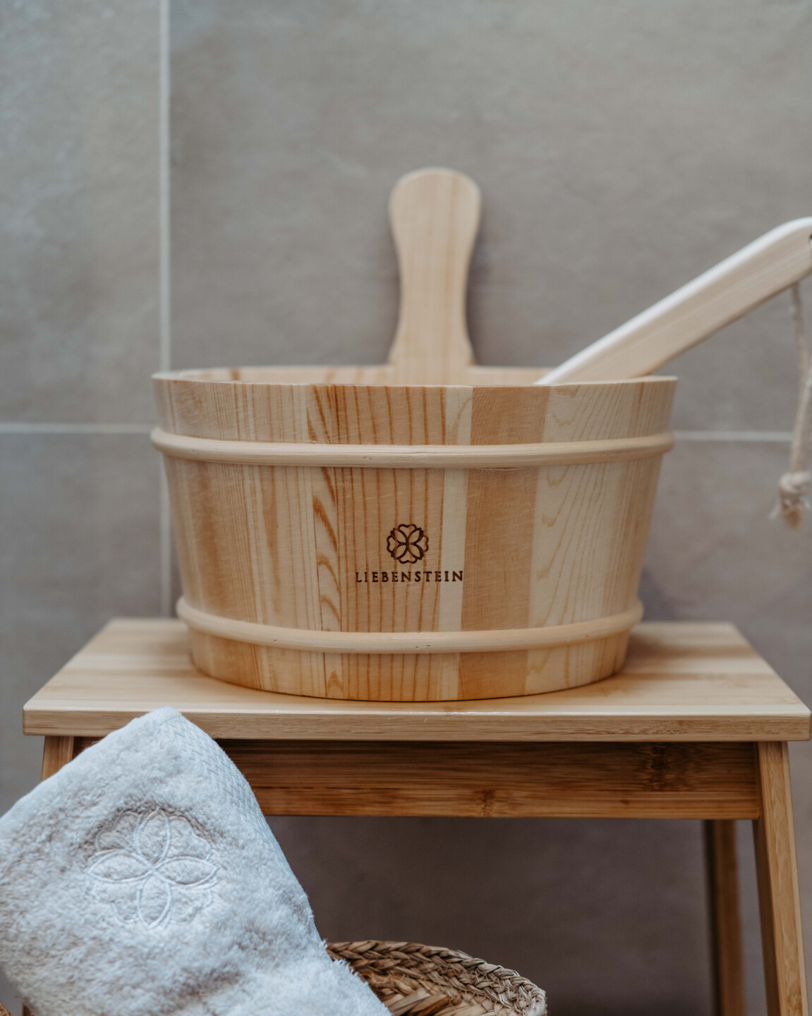 Schöner Saunaeimer aus Holz mit Kelle 