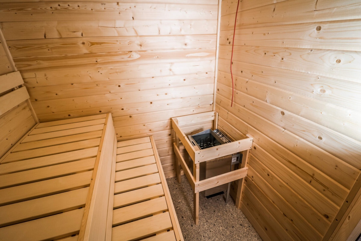 Saunaofen Montage Ein frisch montierter Saunaofen in einer neuen Sauna