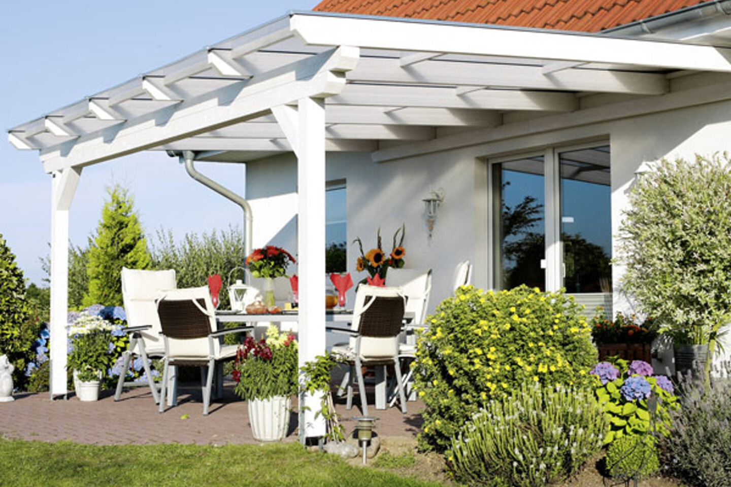 Holzterrassendach von Skan Holz in weiß