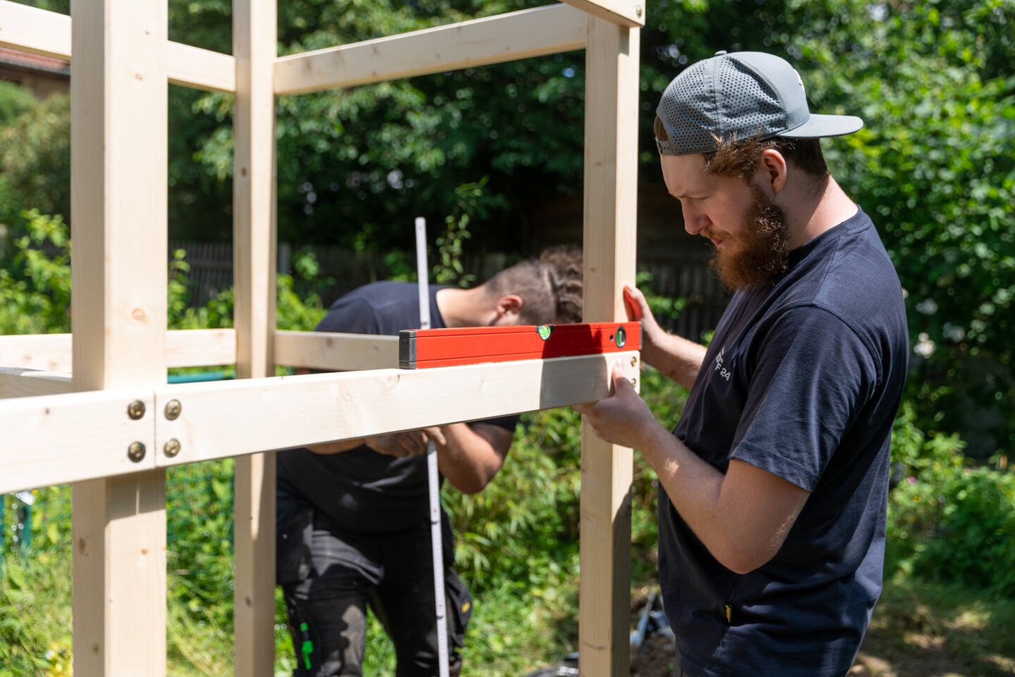Vor dem Betonieren müssen Sie sicher gehen, dass das Gerüst überall waagerecht steht