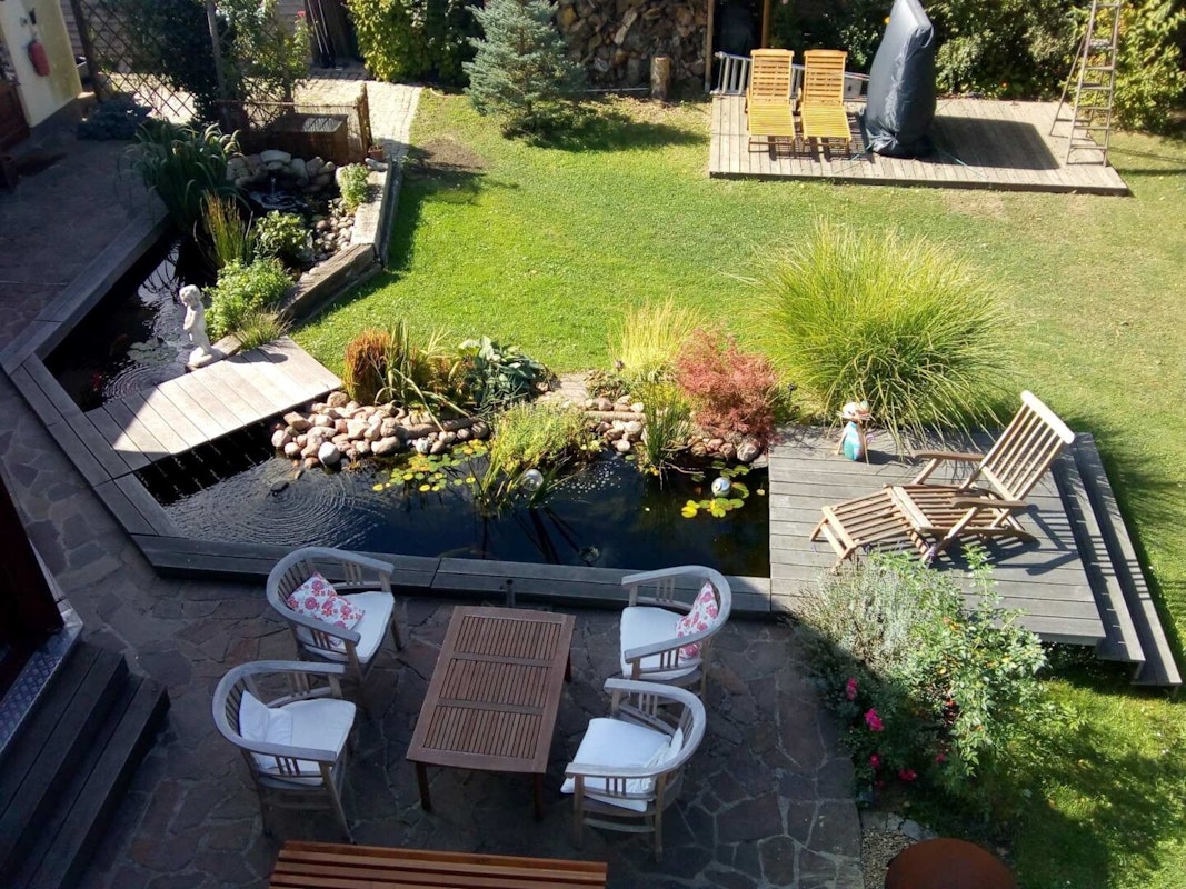 Terrasse mit Teich und Wiese Terrasse mit Teich und Wiese