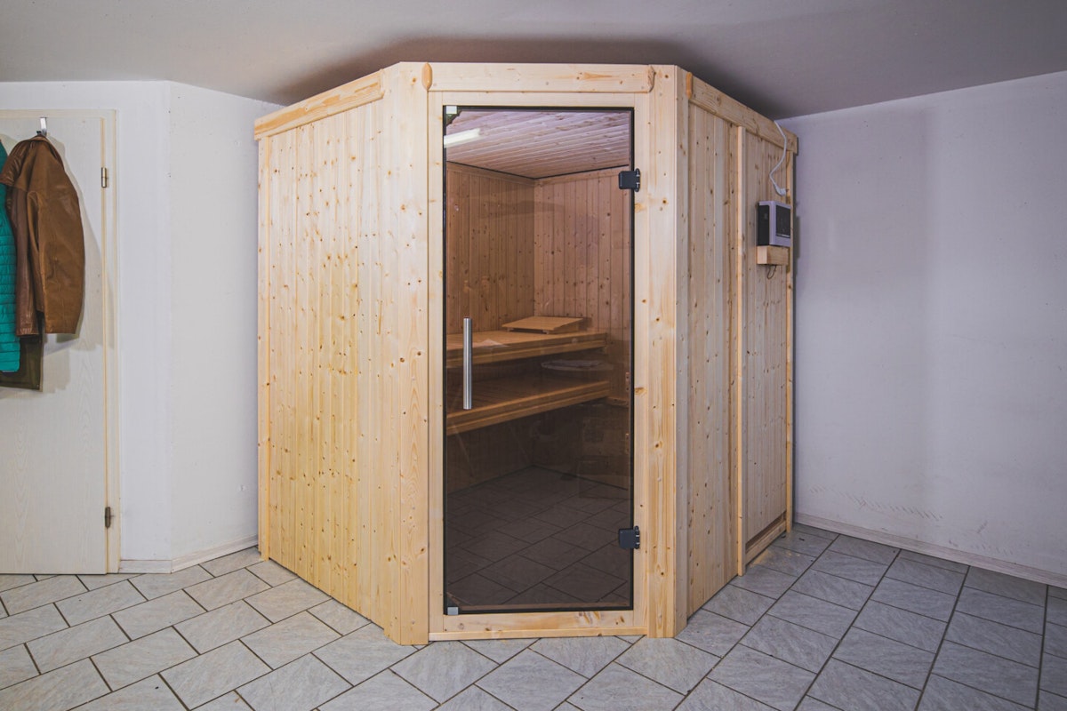 Karibu Sauna Lilja Die Sauna Lilja von Karibu ist eine Plug and Play Sauna - sie wird mit einem 230 Volt Ofen betrieben