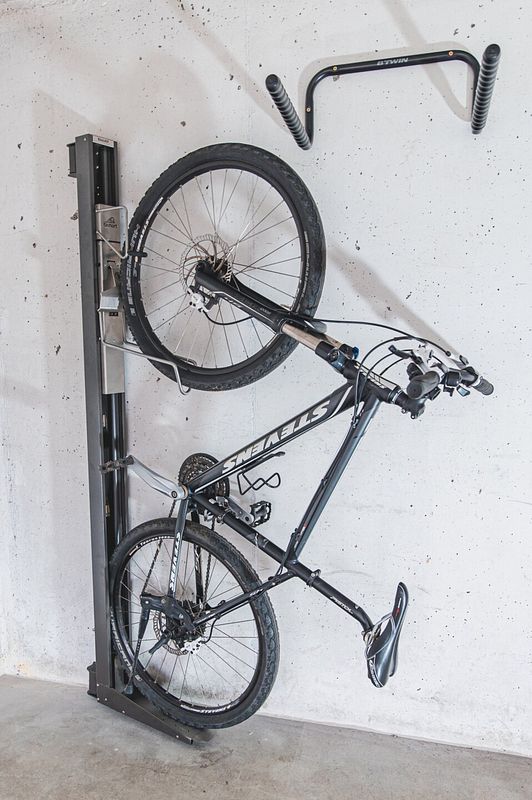 Die Biohort Fahrrad Wandhalterung kann zu Seite geklappt werden