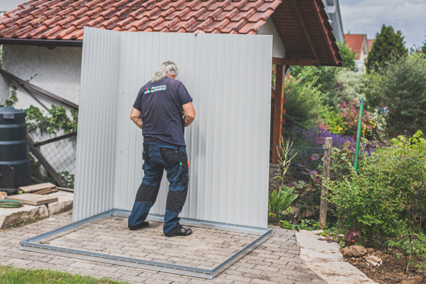 Die einzelnen Wände werden mit den Bodenprofilen verschraubt