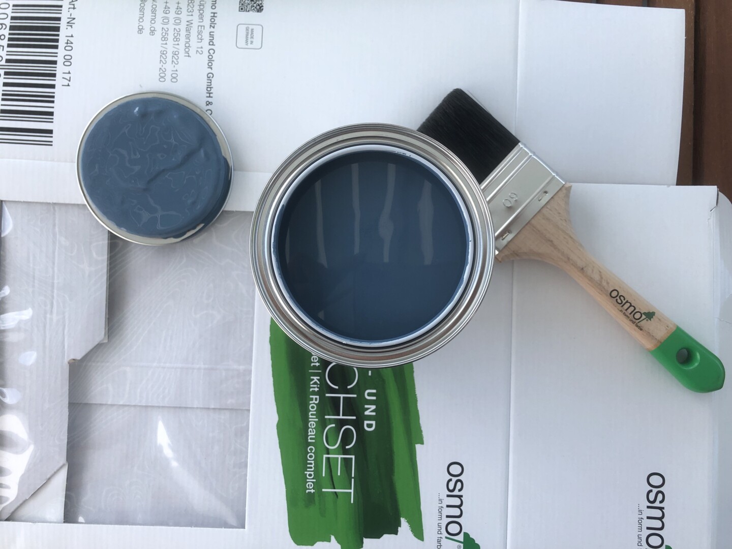 Beim Streichen mit OSMO Landhausfarbe den Untergrund abdecken