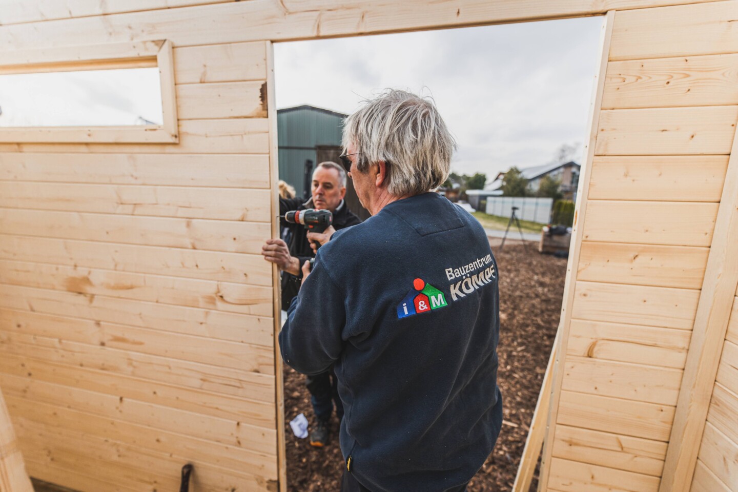 Die Zwischenleisten bilden den Rahmen für die Tür, die später eingesetzt wird