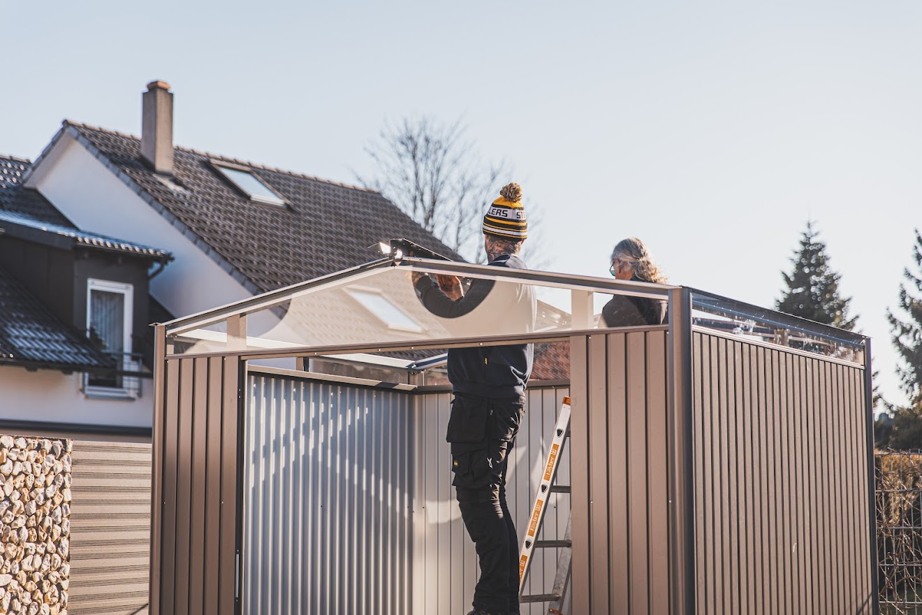 Biohort Panorama der Firstbalken wird zu zweit angebracht, eine Leiter hilft dabei