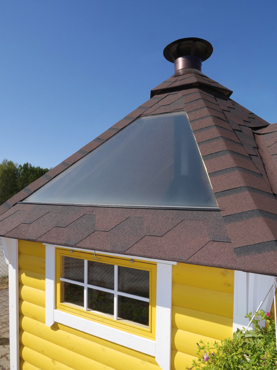 Panoramafenster am Dach einer Grillkota