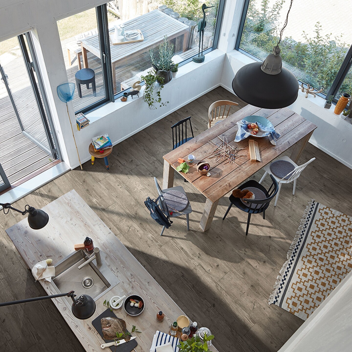 Top down view eines hellen Essbereiches im skandinavischen Design mit Holzboden