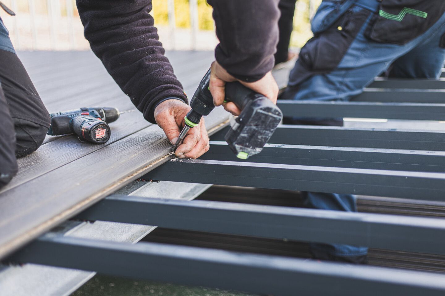 Terrassendielen werden auf eine Unterkonstruktion befestigt