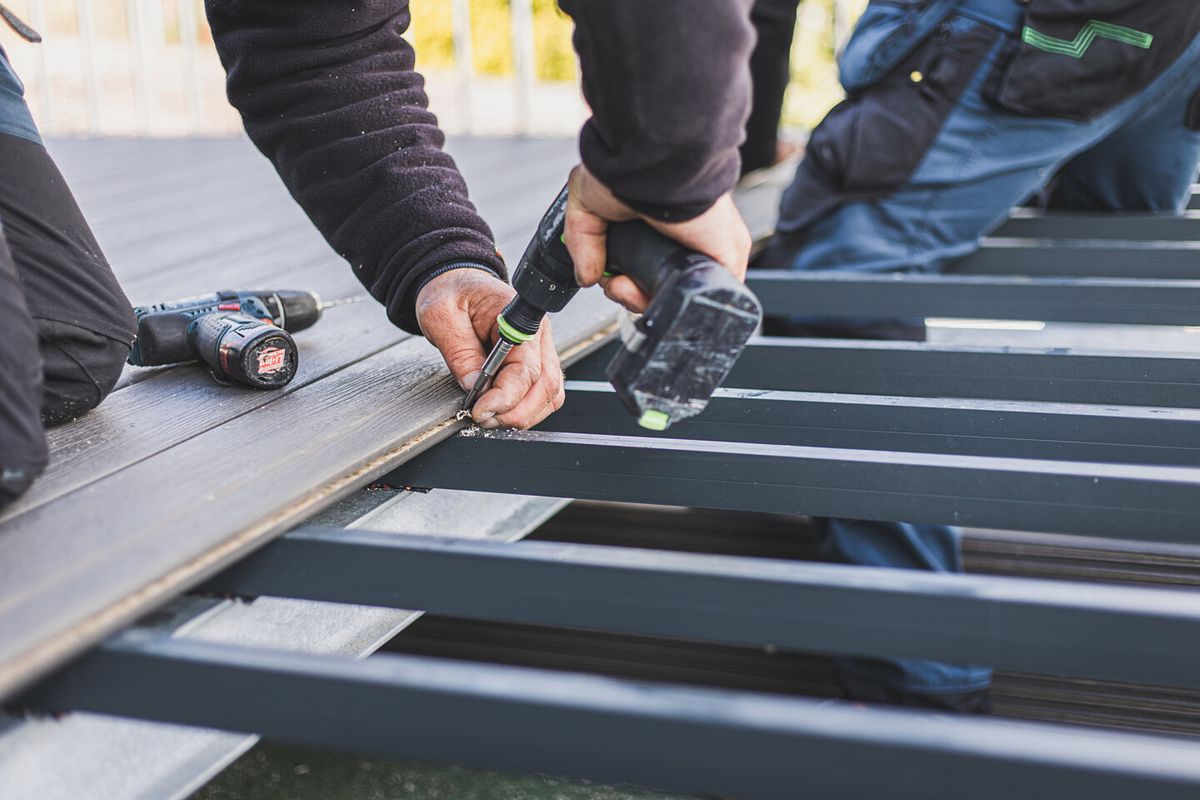 Terrassendielen werden auf eine Unterkonstruktion befestigt
