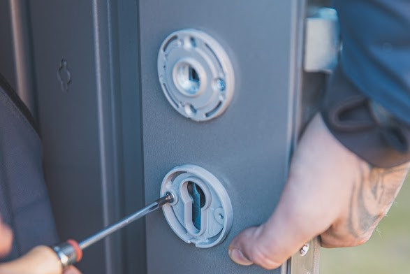 Biohort Panorama das Türschloss wird mithilfe eines Schraubendreher an der Tür installiert