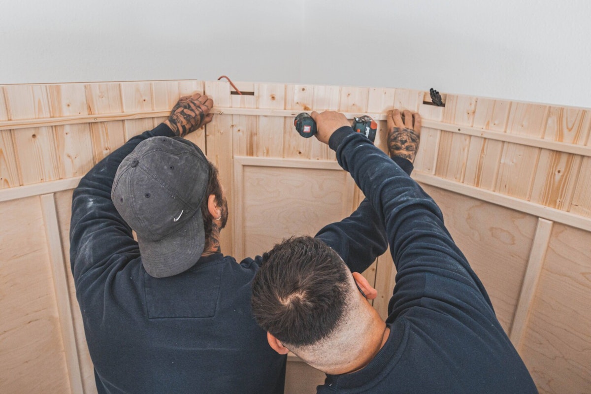 Horizontale Blenden Eine horizontal rundum laufende Verblendung dient als Abschluss zur Decke der Kabine