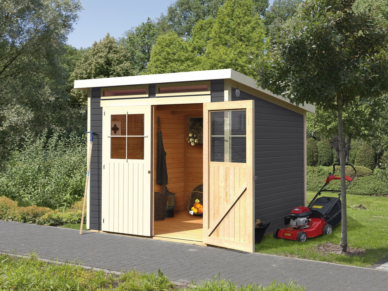 Das Holzgerätehaus Glücksburg von Karibu mit zwei Flügeltüren mit Fenstern