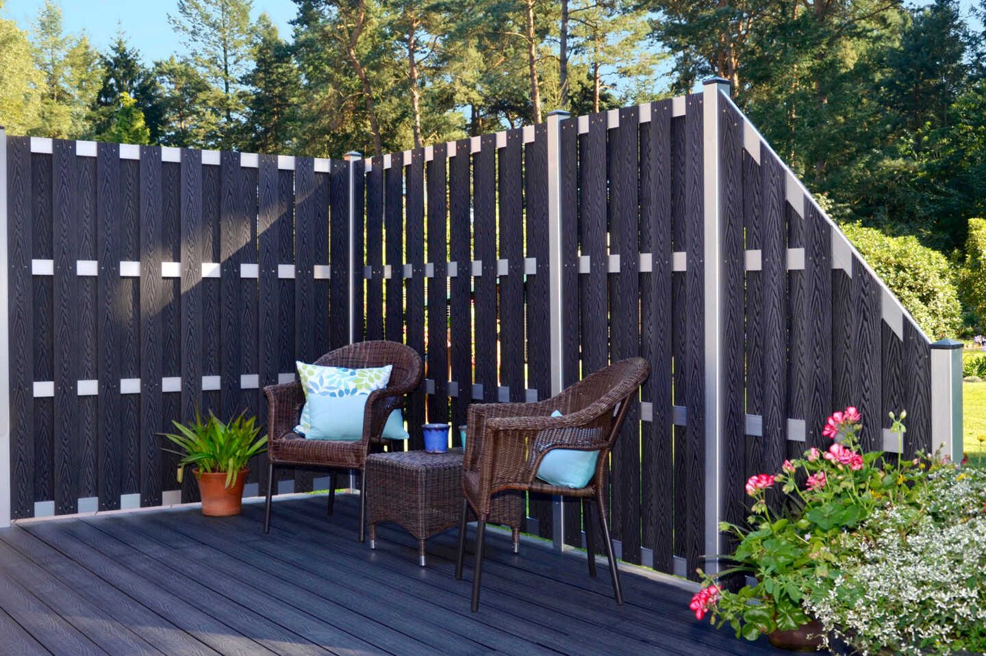 Die T&J Sichtschutzserie DALIAN besitzt Lamellen als Vollprofil und ist mit Holzoptik-Oberflächenprägung gefertigt.