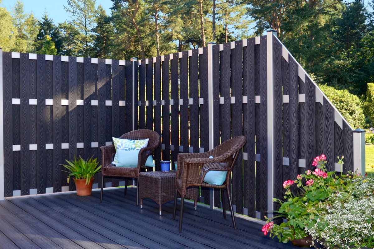 T&J DALIAN WPC Zaun Holzoptik Die T&J Sichtschutzserie DALIAN besitzt Lamellen als Vollprofil und ist mit Holzoptik-Oberflächenprägung gefertigt.