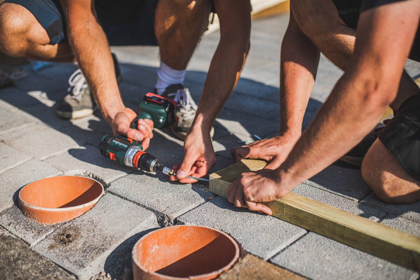 Der Fundamentbodenrahmen wird im ersten Schritt verschraubt