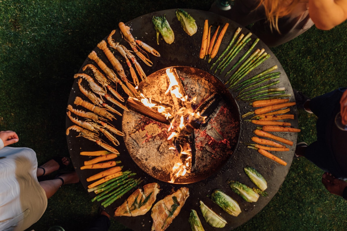Ofyr XL Veranstaltungscatering Mit einer Ofyr lassen sich Veranstaltungen wie Familienfeiern, Gartenparties oder Festivals bekochen, alle kommen zusammen und sind ganz nah dabei: Kochen in Gemeinschaft
