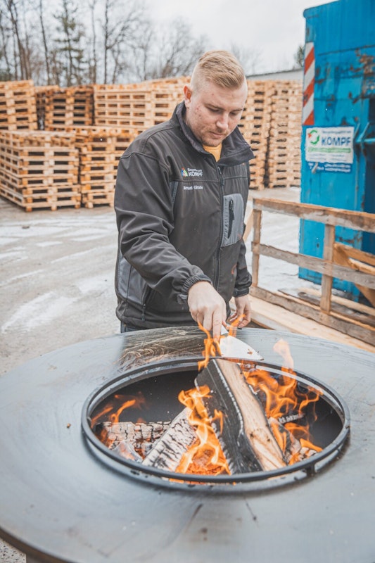 Erste Gehversuche an der Grillplatte Unser Grillmeister Michi versucht sich selbst im Umgang mit der Ofyr Grillplatte