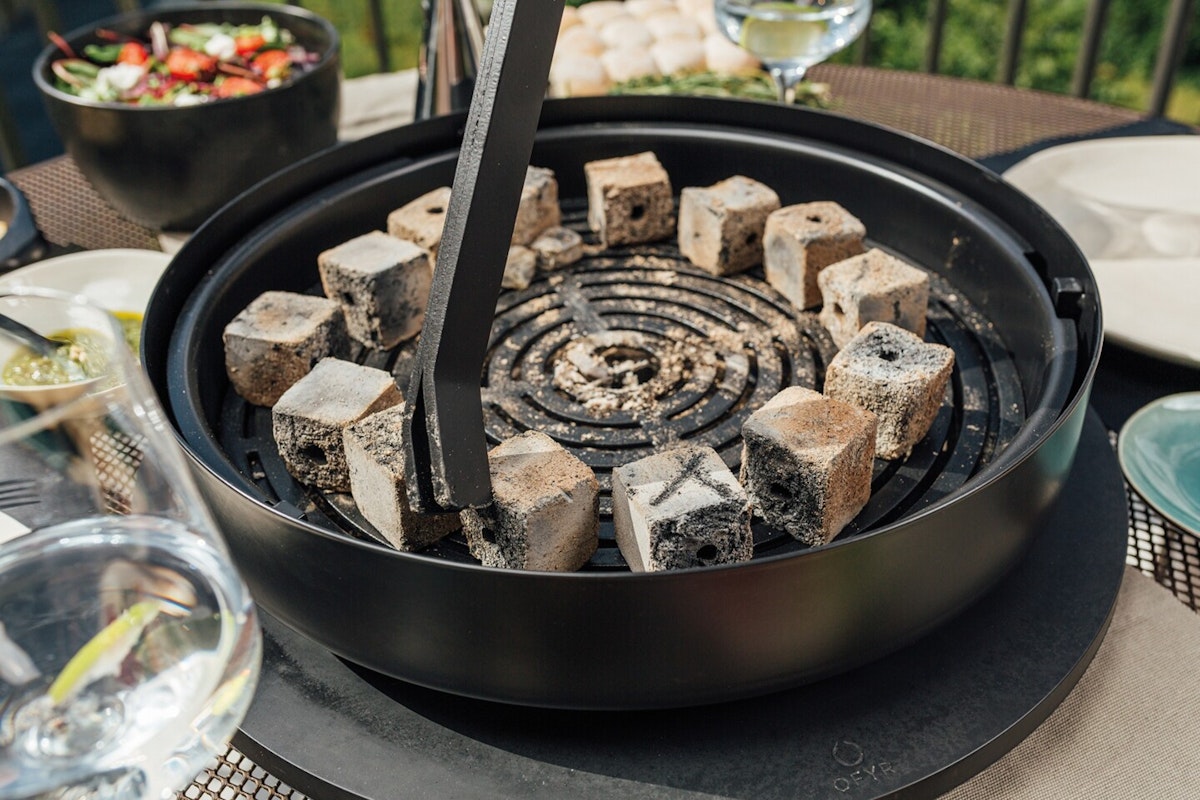 Tabl'O Briketts Der Ofyr Tischgrill wird mit Briketts aufgeheizt