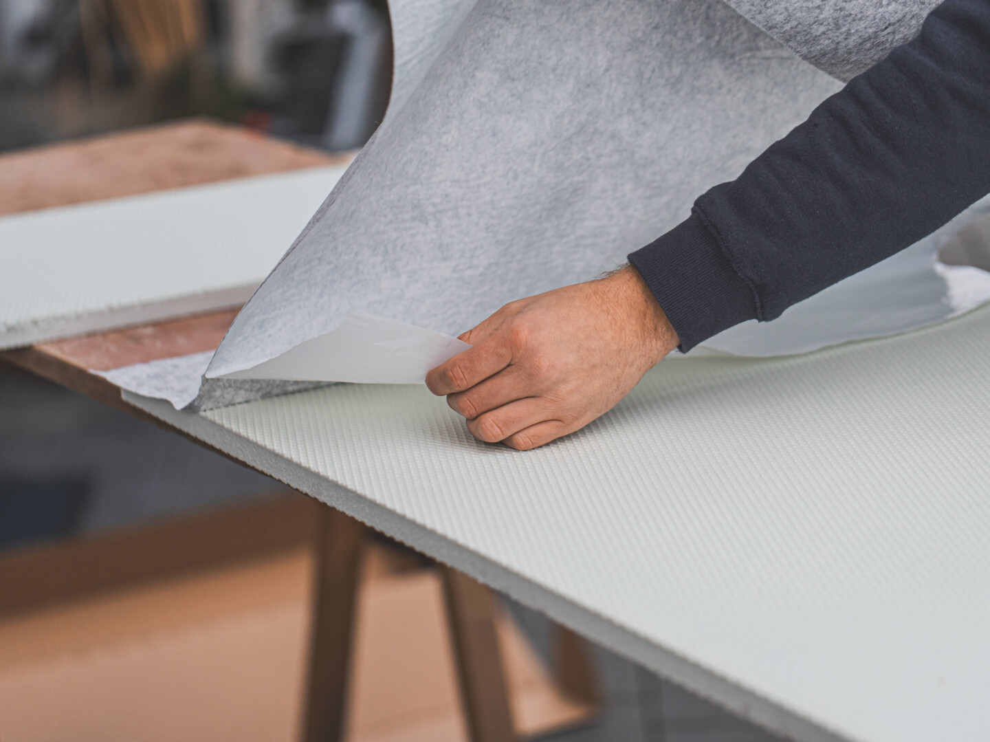 Antikondensvlies vorsichtig aufkleben