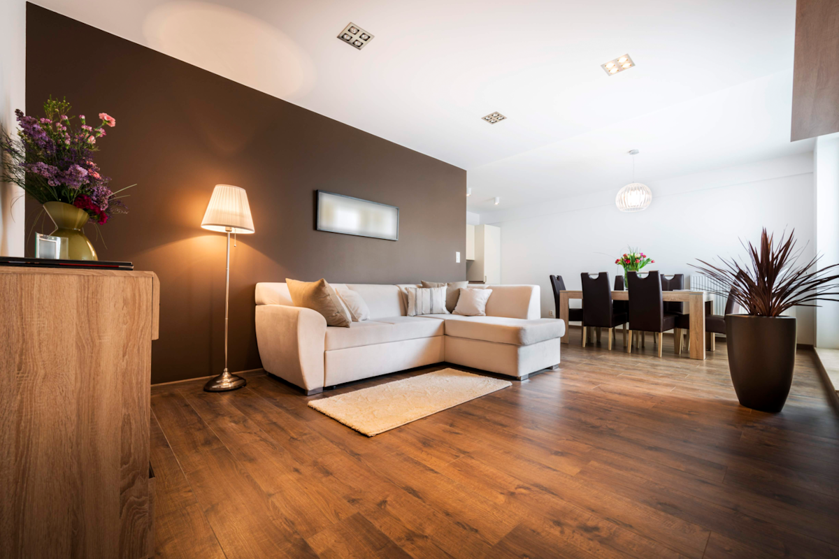 Thema Wohnen Ein gemütliches Wohnzimmer mit einem dunklen Holzboden
