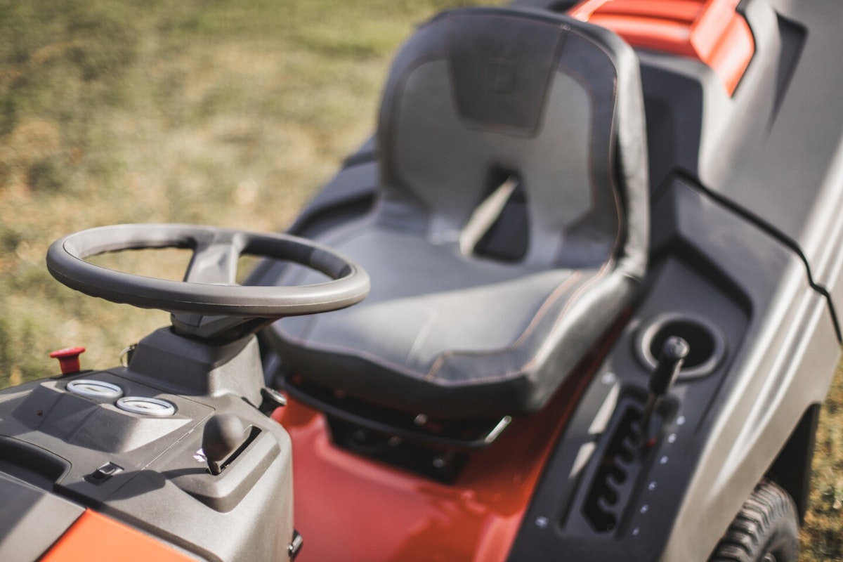 Lenkrad und Fahrersitz des Husqvarna TC 242TX Lenkrad und Fahrersitz des Husqvarna TC 242TX
