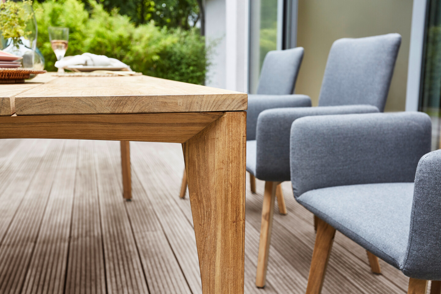 Massivholztisch auf Terrasse 