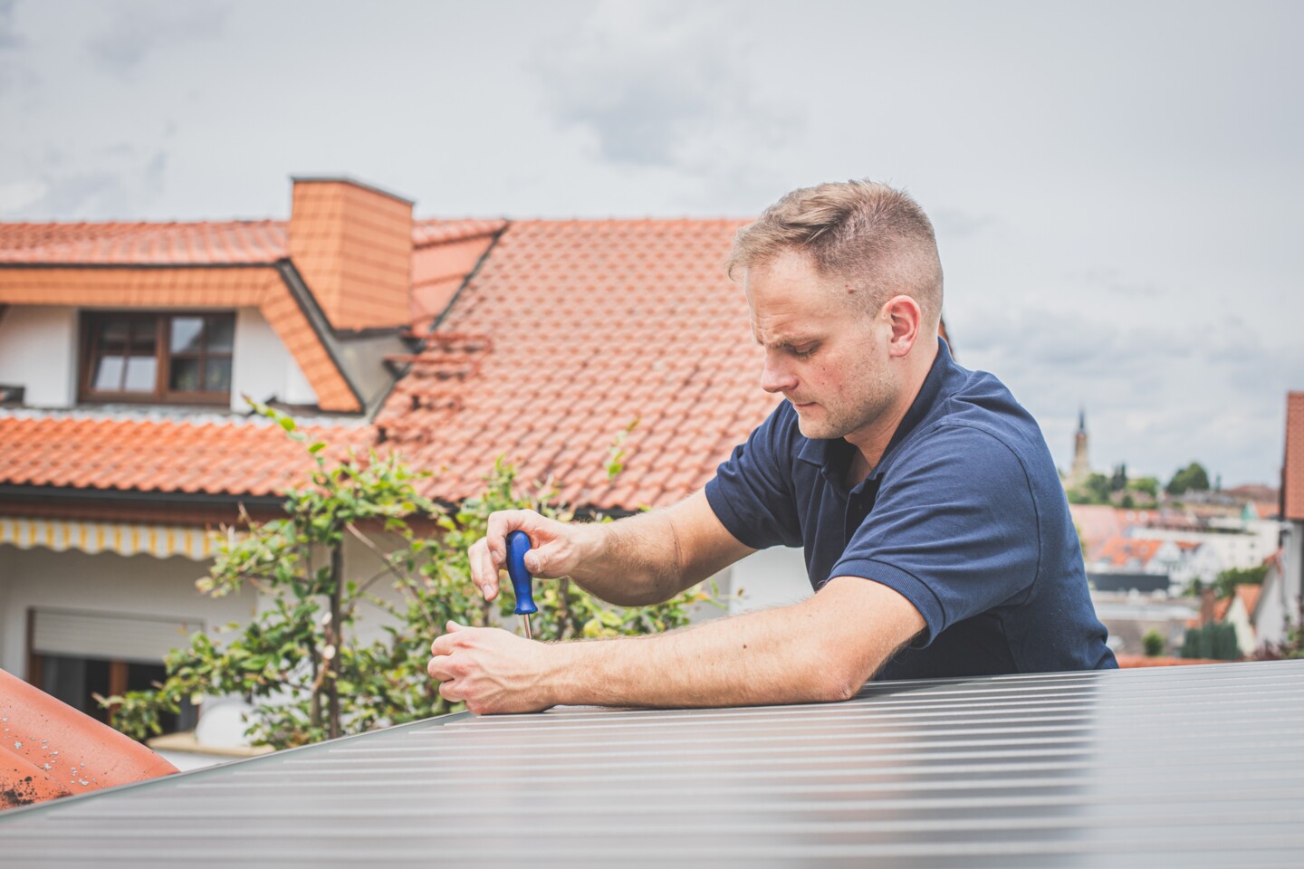 Das Dach wird ganz einfach mit einem Schraubenzieher befestigt