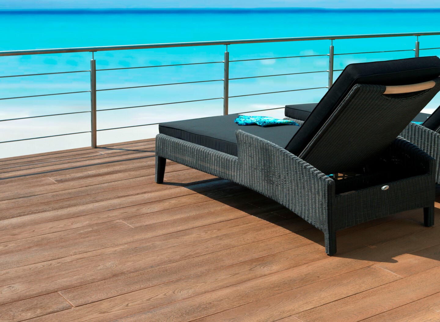 2 Liegen auf prächtige Holzterrasse mit Blick auf das Meer